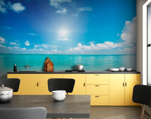 Blauwe lucht met wolken en een zandstrand Blauwe lucht met wolken en een zandstrand
