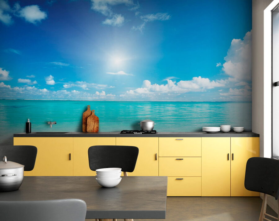 Blauwe lucht met wolken en een zandstrand