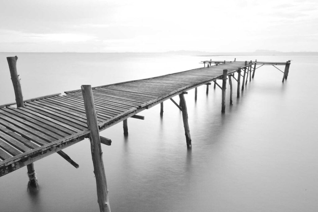 Lange houten brug over water Lange houten brug over water
