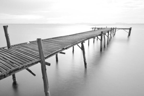 Lange houten brug over water Lange houten brug over water