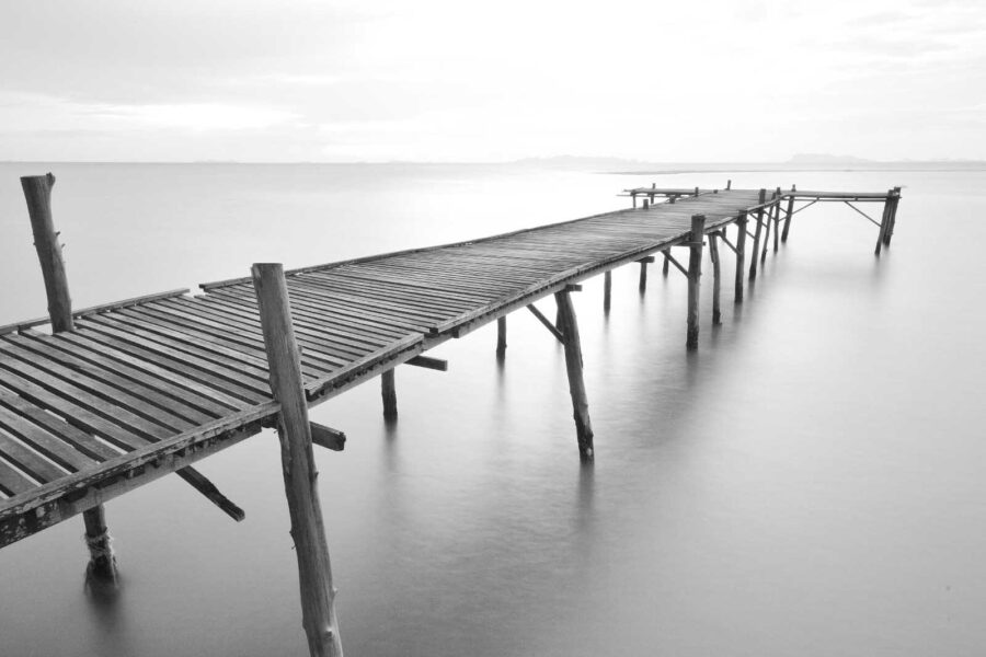 Lange houten brug over water