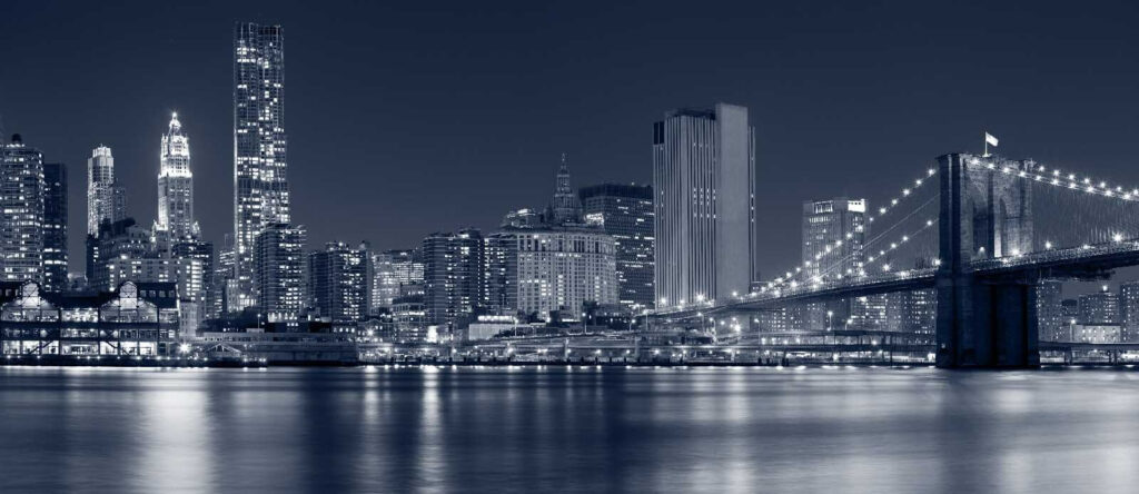 Skyline van de stad bij nacht met een brug over het water Skyline van de stad bij nacht met een brug over het water