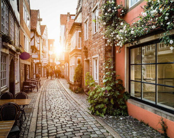 Straat met gebouwen en tafels en stoelen Straat met gebouwen en tafels en stoelen