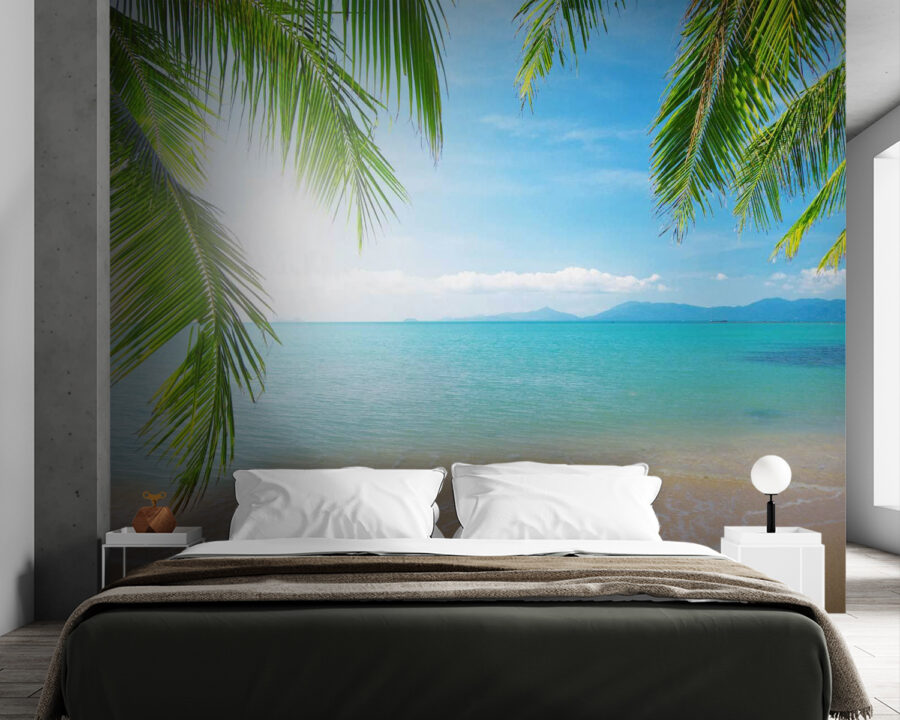 Strand met palmbomen en blauw water