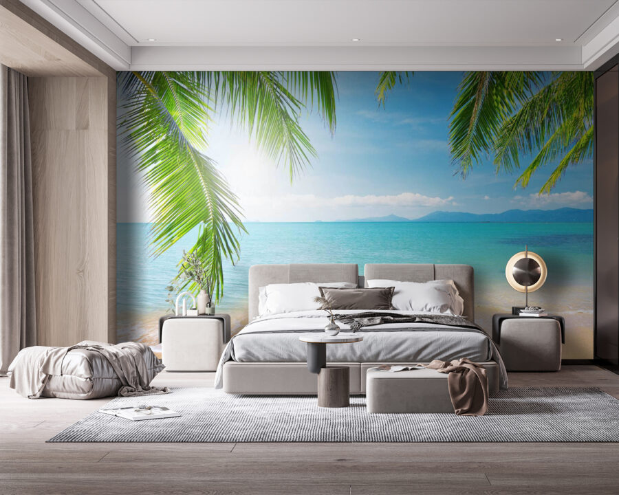Strand met palmbomen en blauw water