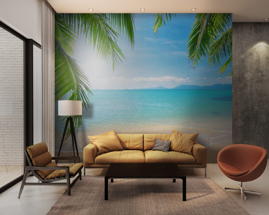 Strand met palmbomen en blauw water