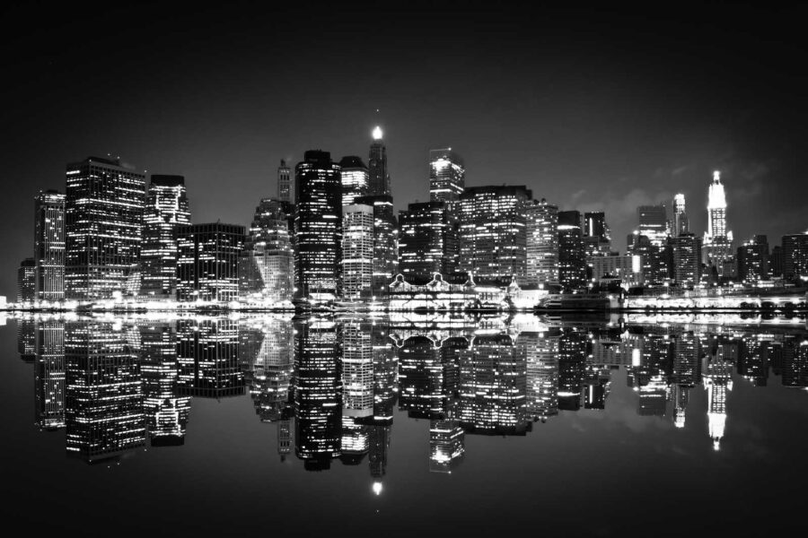 Skyline van de stad bij nacht met lichten die reflecteren op het water