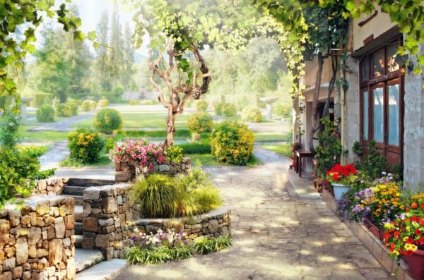 Stenen loopbrug met een boom en bloemen Stenen loopbrug met een boom en bloemen