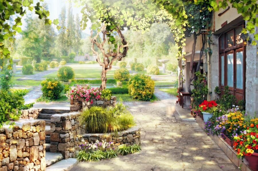 Stenen loopbrug met een boom en bloemen