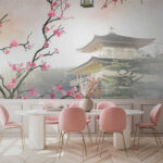 Fotobehang Boom met roze bloemen en een gebouw op de achtergrond