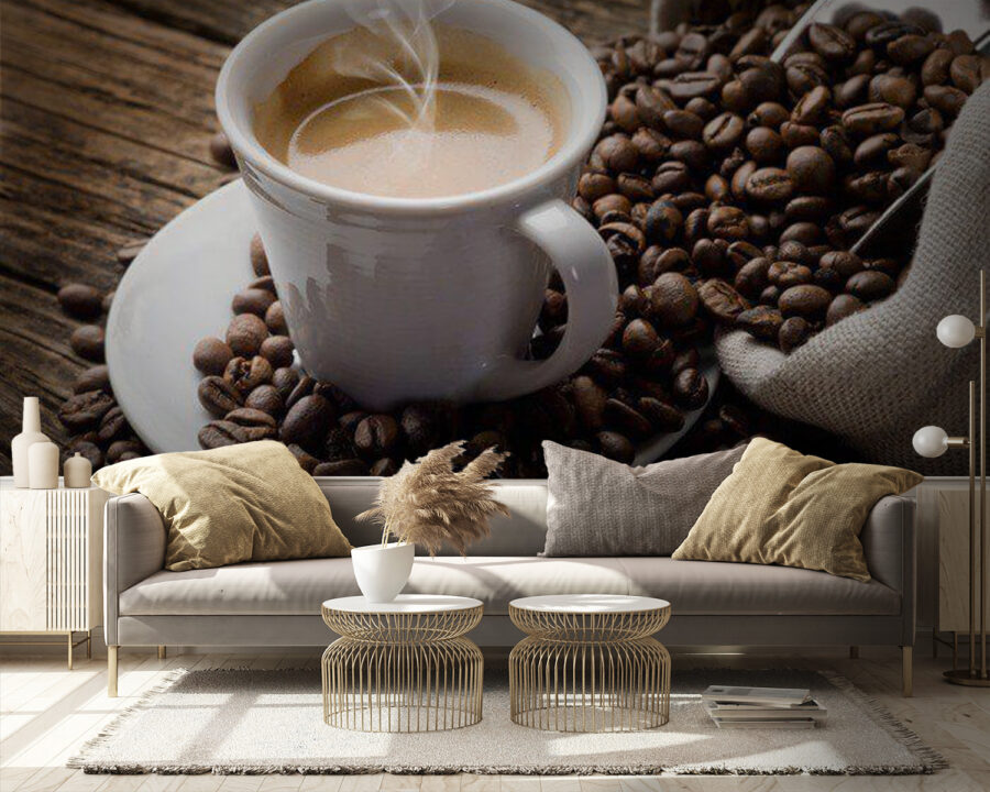 Kopje koffie op een schoteltje met koffiebonen