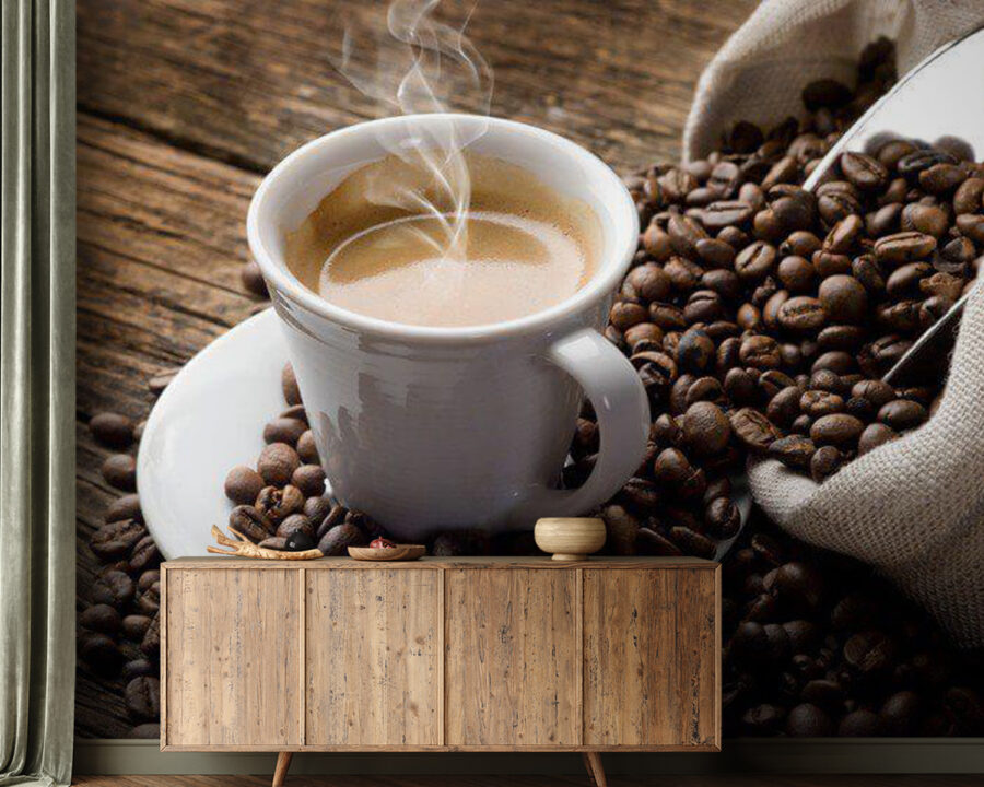Kopje koffie op een schoteltje met koffiebonen