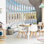 Fotobehang Grote kamer met ramen en uitzicht op het strand