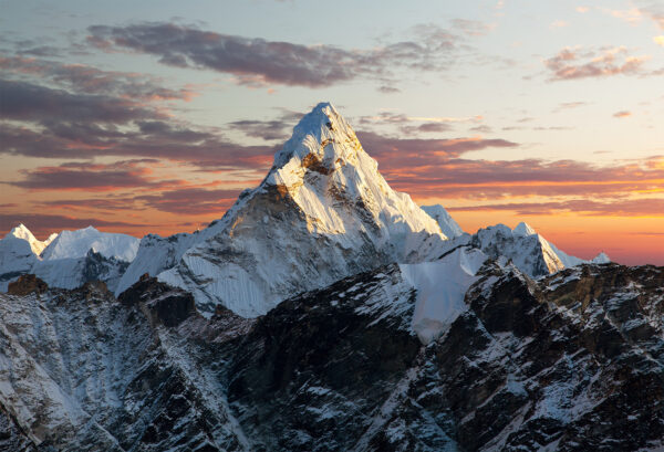 Berg met sneeuw op de top Berg met sneeuw op de top