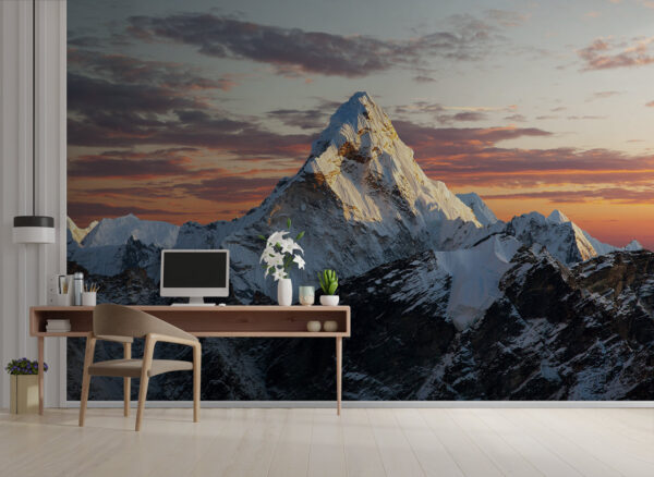 Berg met sneeuw op de top Berg met sneeuw op de top