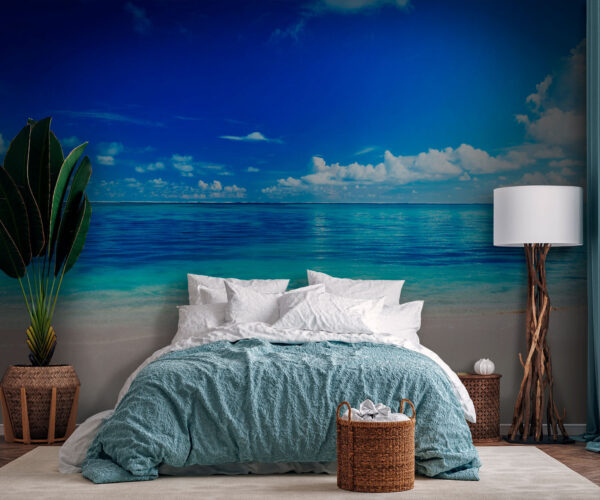 Strand met blauw water en wolken Strand met blauw water en wolken