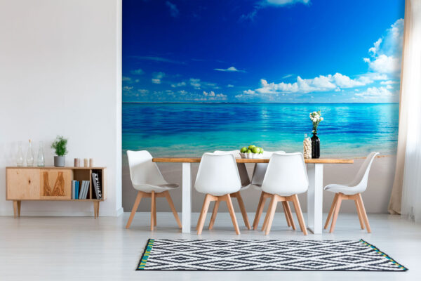 Strand met blauw water en wolken Strand met blauw water en wolken