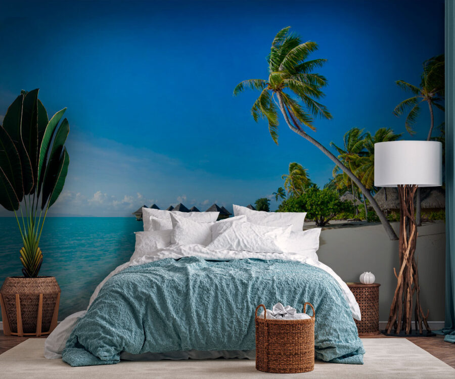 Strand met palmbomen en hutjes