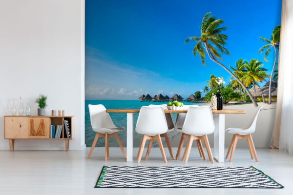 Strand met palmbomen en hutjes Strand met palmbomen en hutjes