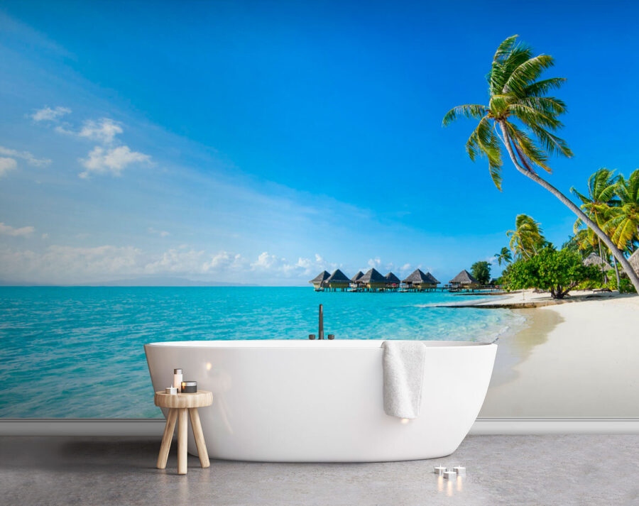 Strand met palmbomen en hutjes