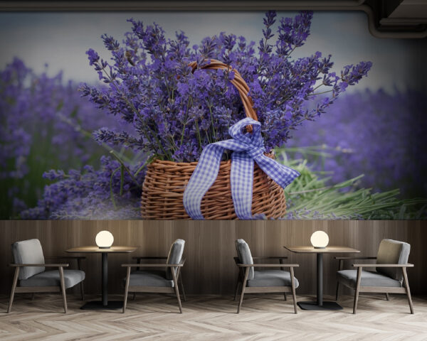 Mand met paarse bloemen Mand met paarse bloemen