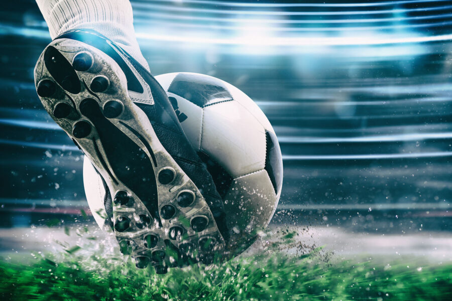 Een voetbal die tegen een bal schopt