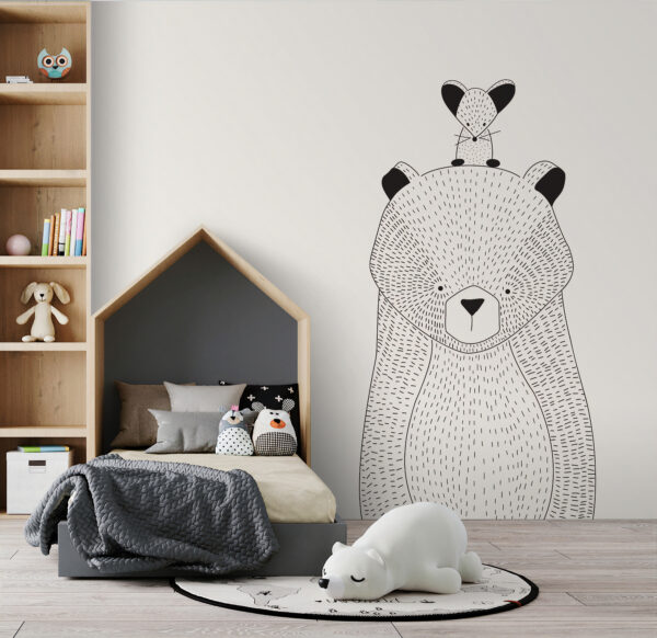 Een beer met een muis op zijn rug Een beer met een muis op zijn rug