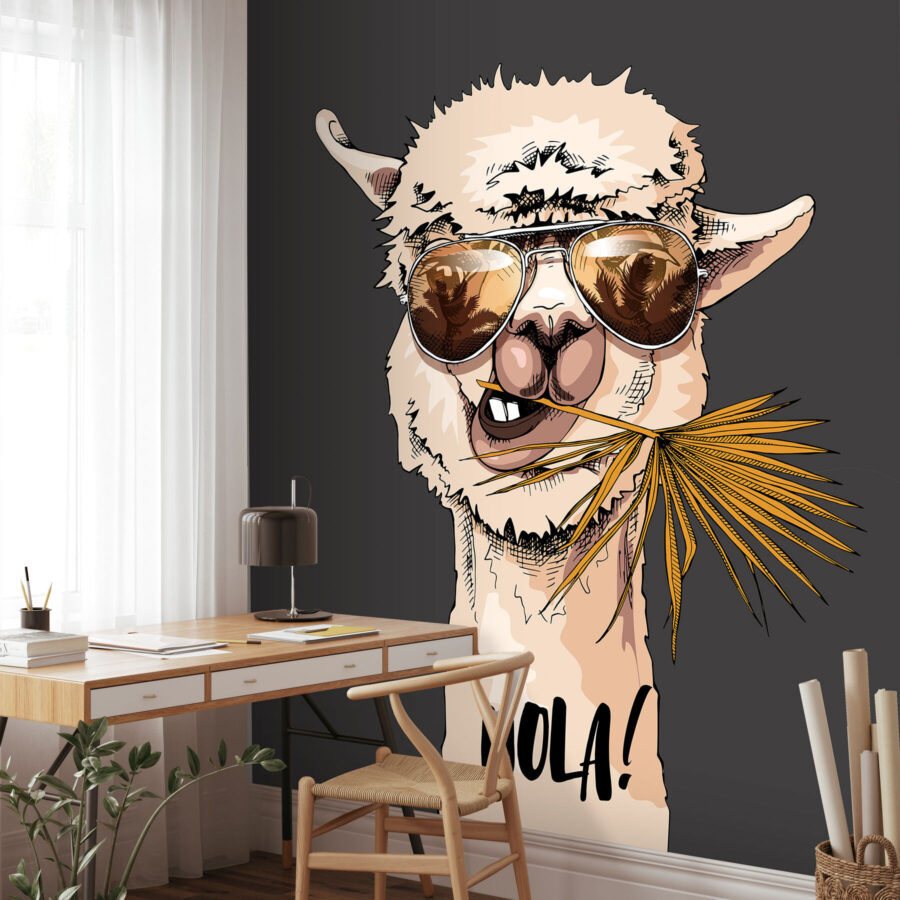 Fotobehang Een lama die een zonnebril draagt en een blad eet