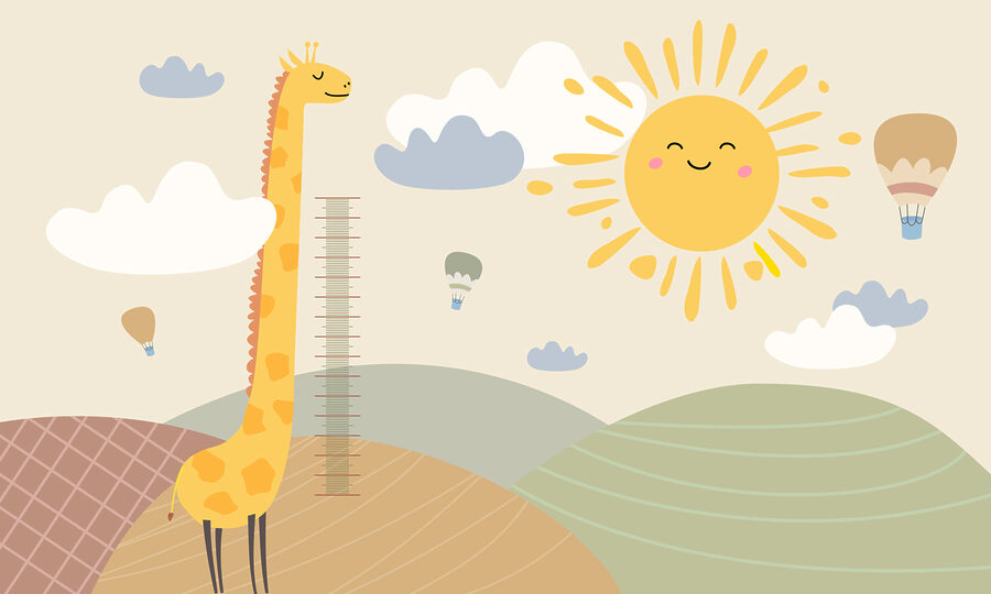 Een giraffe in een veld met een zon en wolken