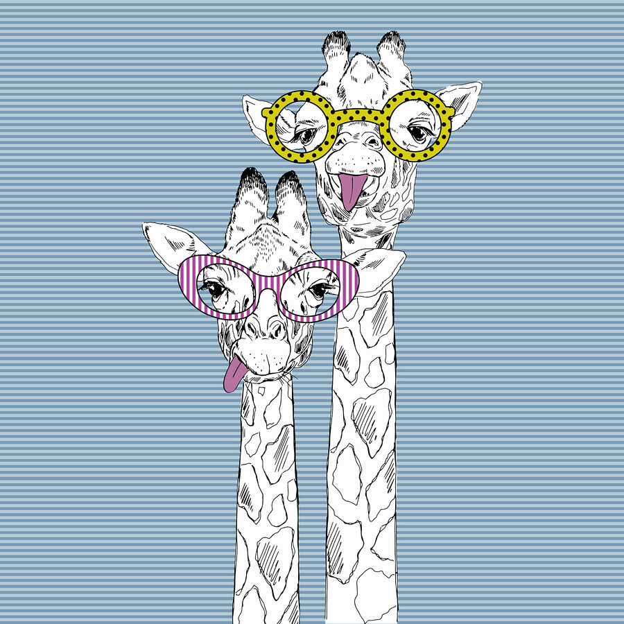Een giraffe met een bril