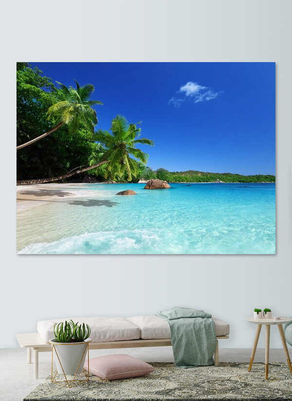 Een strand met palmbomen en blauw water Een strand met palmbomen en blauw water