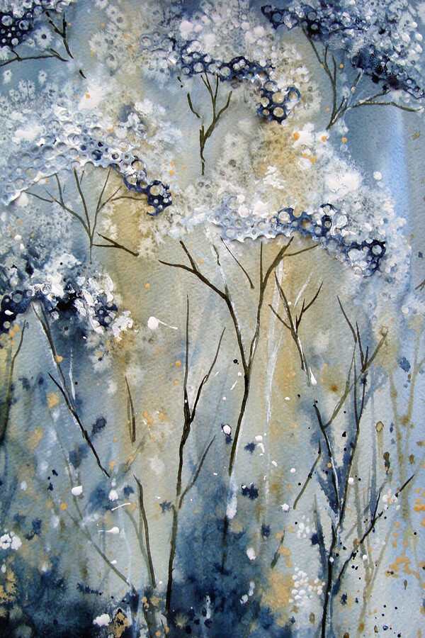 Een schilderij van een wit met blauwe plant Een schilderij van een wit met blauwe plant
