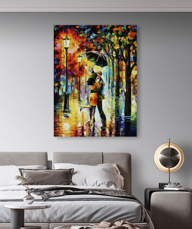 Een schilderij van een kussend stel onder een paraplu