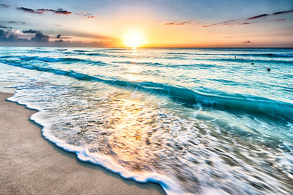 Een strand met golven en een zonsondergang Een strand met golven en een zonsondergang