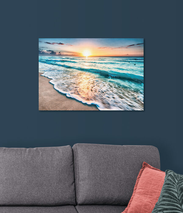 Een strand met golven en een zonsondergang Een strand met golven en een zonsondergang