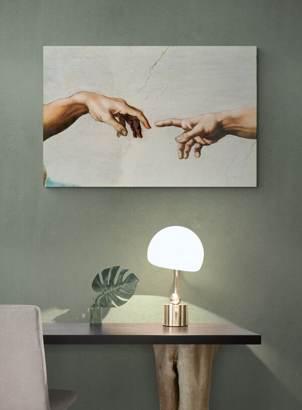 Een schilderij van handen die elkaar aanraken Een schilderij van handen die elkaar aanraken