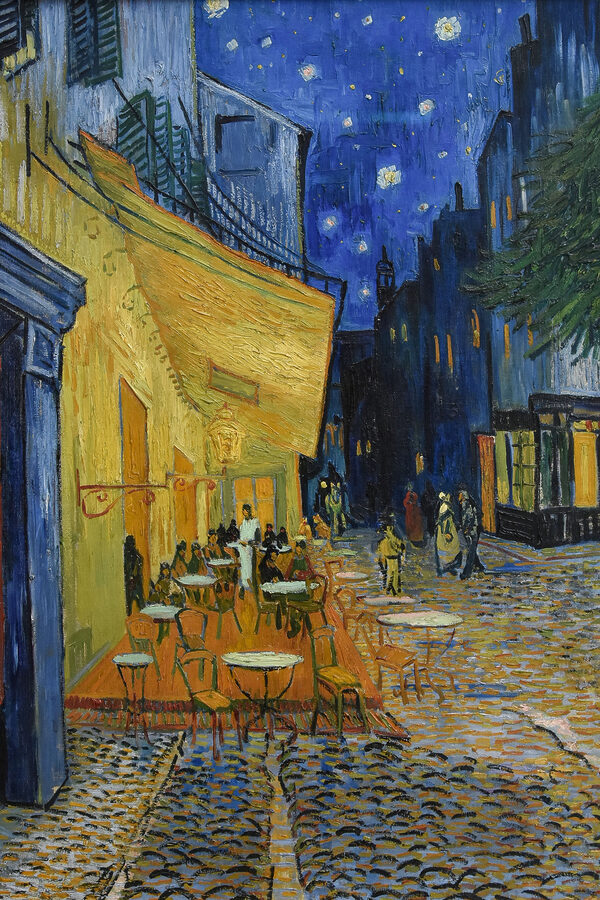 Een schilderij van een straat met tafels en stoelen Een schilderij van een straat met tafels en stoelen