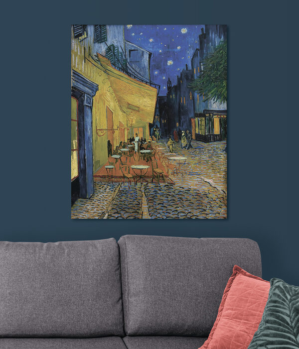 Een schilderij van een straat met tafels en stoelen Een schilderij van een straat met tafels en stoelen