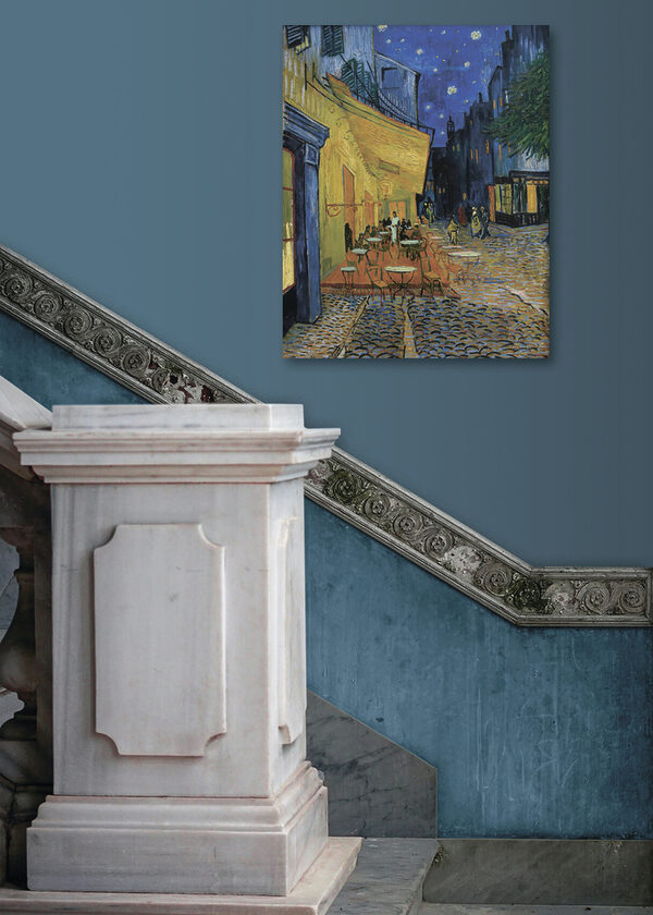 Een schilderij van een straat met tafels en stoelen Een schilderij van een straat met tafels en stoelen