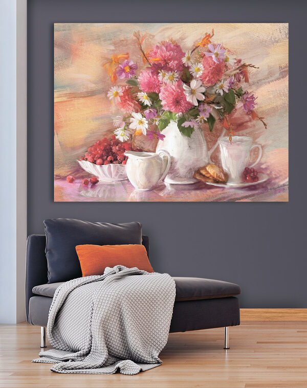 Een schilderij van bloemen in een vaas en een schaal met eten Een schilderij van bloemen in een vaas en een schaal met eten