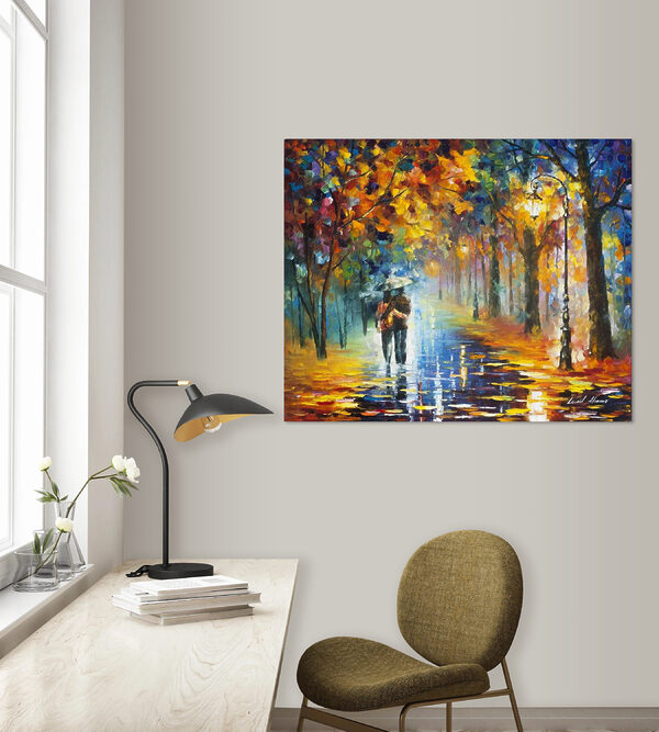 Een schilderij van een stel wandelend in een park met bomen en een lantaarnpaal Een schilderij van een stel wandelend in een park met bomen en een lantaarnpaal