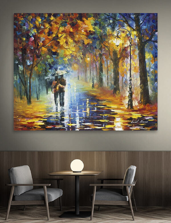 Een schilderij van een stel wandelend in een park met bomen en een lantaarnpaal Een schilderij van een stel wandelend in een park met bomen en een lantaarnpaal