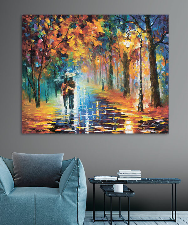 Een schilderij van een stel wandelend in een park met bomen en een lantaarnpaal Een schilderij van een stel wandelend in een park met bomen en een lantaarnpaal