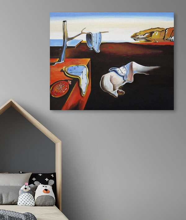 Een schilderij van een kat met een klok erop Een schilderij van een kat met een klok erop