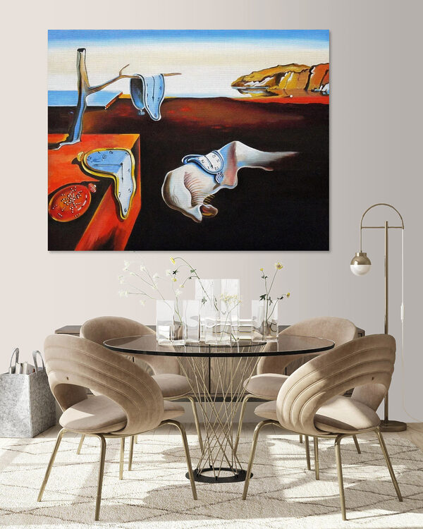 Een schilderij van een kat met een klok erop Een schilderij van een kat met een klok erop