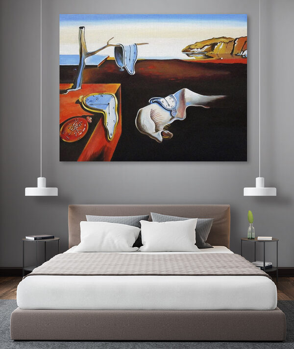 Een schilderij van een kat met een klok erop Een schilderij van een kat met een klok erop