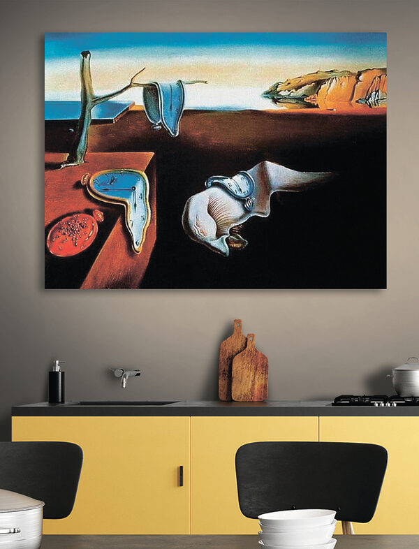 Een schilderij van een kat met een klok erop Een schilderij van een kat met een klok erop
