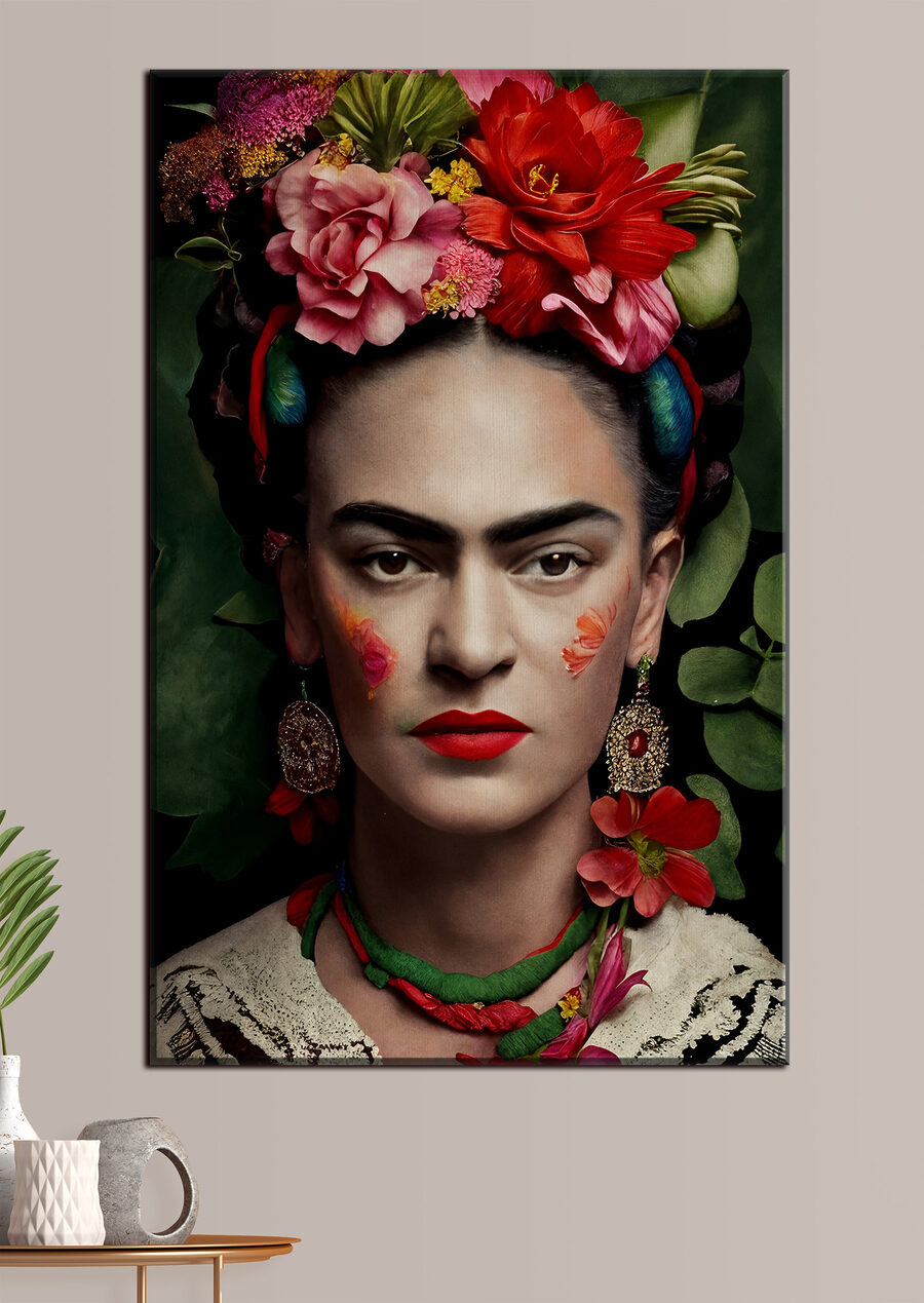 Een vrouw met bloemen in haar haar
