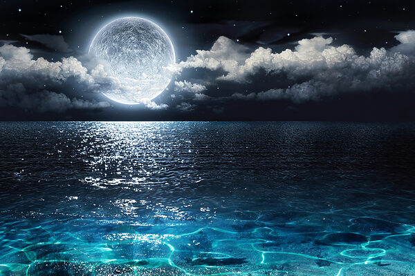 Een maan boven water bij nacht Een maan boven water bij nacht