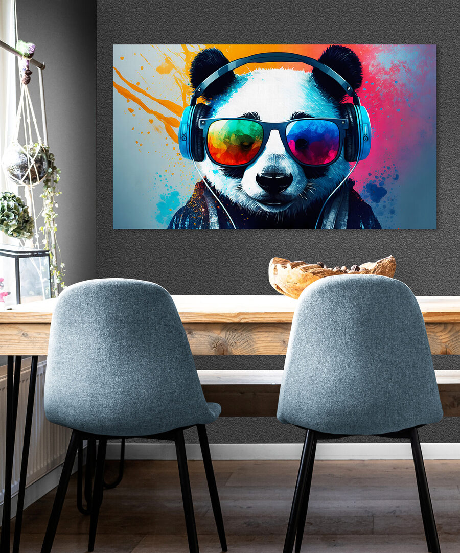 Een panda met een koptelefoon en zonnebril
